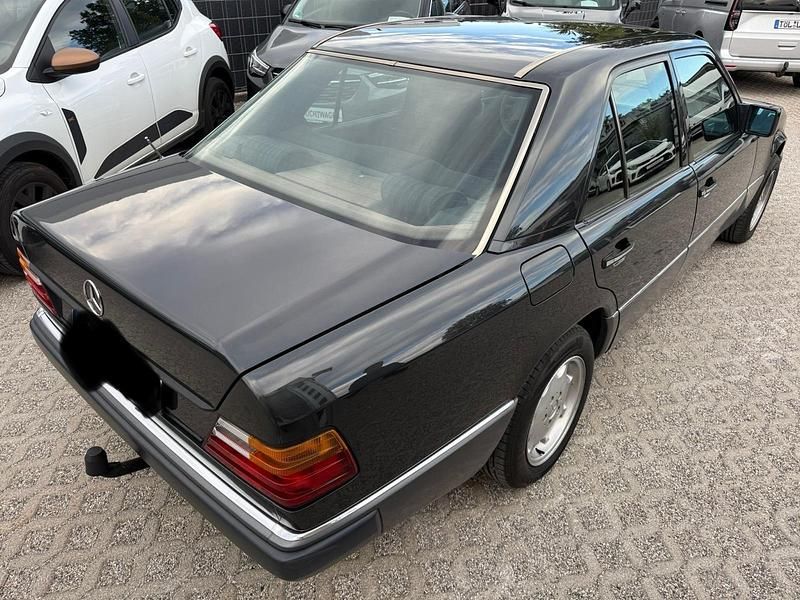Gebraucht Mercedes E260 160 PS (117 kW) 1991 Schwarz Limousine