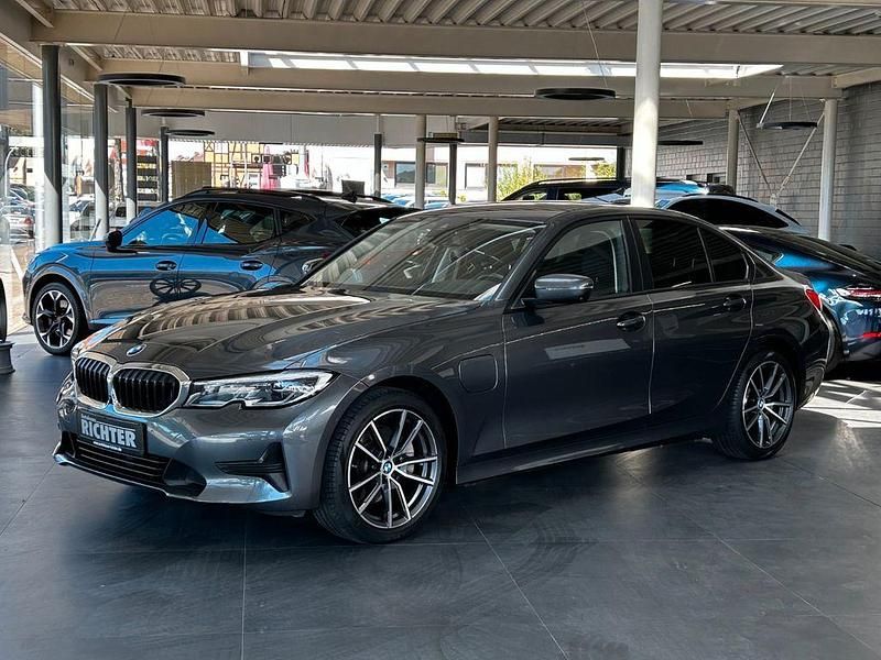 Grau Gebraucht 2021 BMW 320e Advantage Limousine | 26.950 € (Fairer Preis) - Bild 1/4