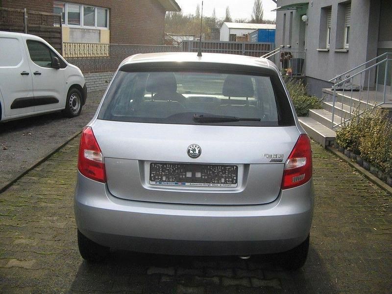 Gebraucht Skoda Fabia Classic 60 PS (44 kW) 2011 Silber Limousine