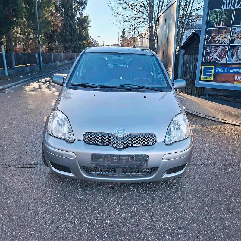 Grün Gebraucht 2004 Toyota Yaris Kleinwagen | 1.550 € (Fairer Preis) - Bild 1/4