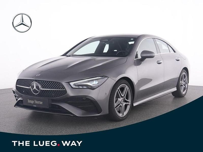 Grau metalliclack mountaingrau Gebraucht 2024 Mercedes CLA200 AMG Coupé | 34.485 € (Guter Preis) - Bild 1/4