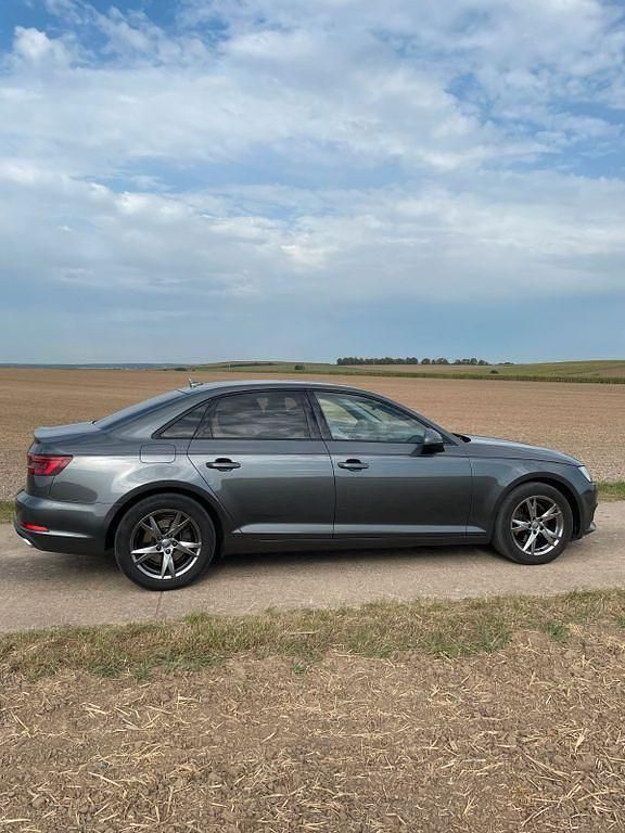 Grau Gebraucht 2019 Audi A4 Sport Limousine | 22.900 € (Fairer Preis) - Bild 1/4