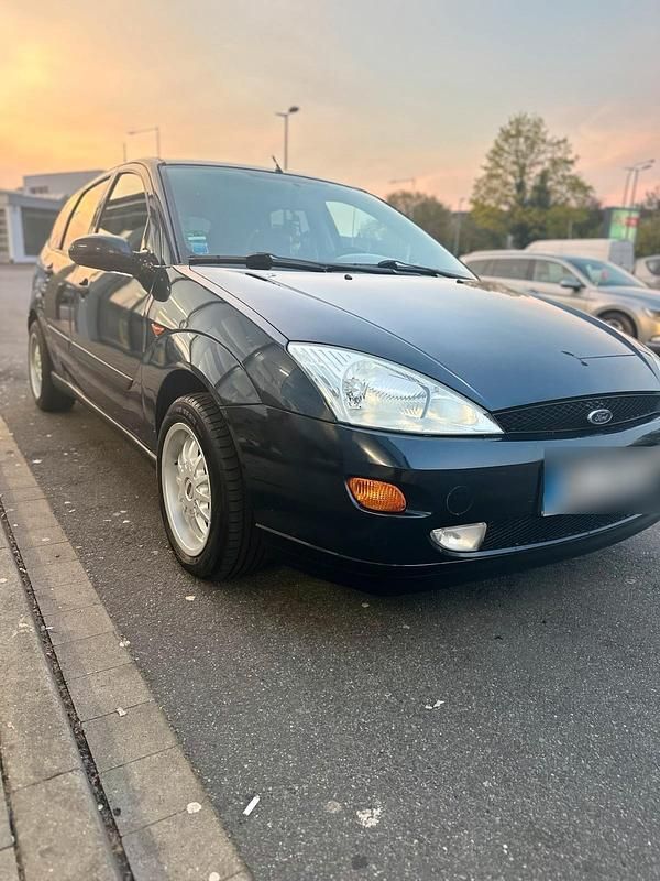 Second-hand Ford Focus 101 CP (74 kW) 2001 Albastru Hatchback