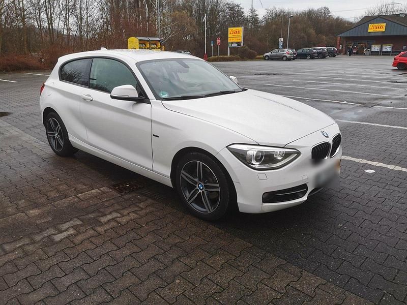 Weiß Gebraucht 2014 BMW 118 Coupé Sport Line Coupé | 9.400 € - Bild 1/4