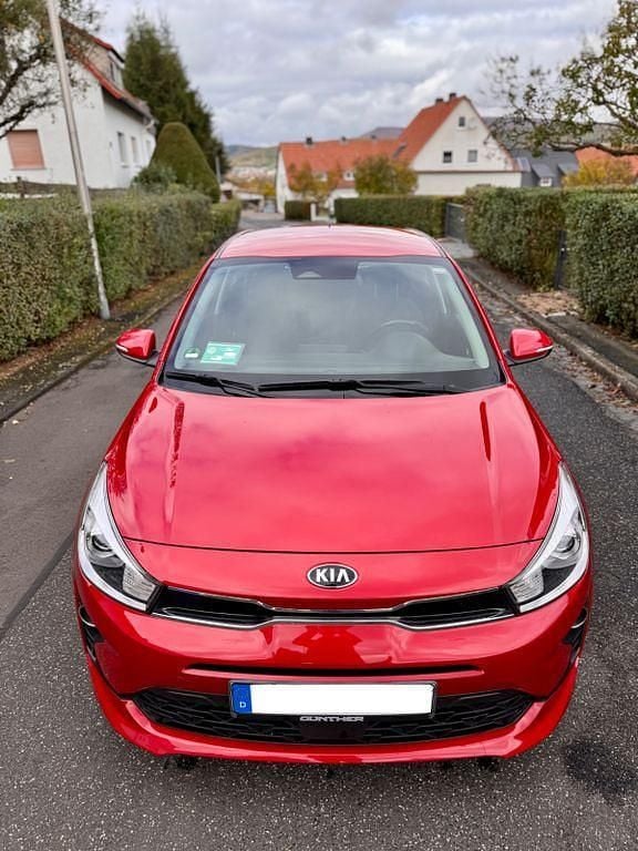 Rot Gebraucht 2021 Kia Rio Vision Limousine | 13.000 € (Fairer Preis) - Bild 1/4
