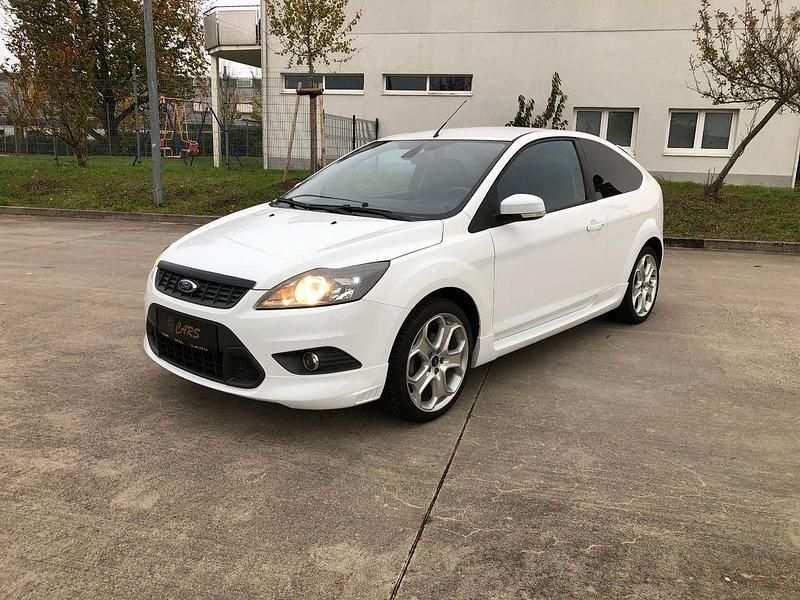 Weiß Gebraucht 2008 Ford Focus Titanium Limousine | 3.490 € (Etwas zu teuer) - Bild 1/4