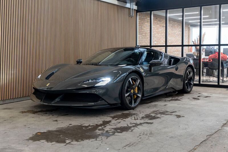 Grau Gebraucht 2022 Ferrari SF90 | 480.760 € - Bild 1/4