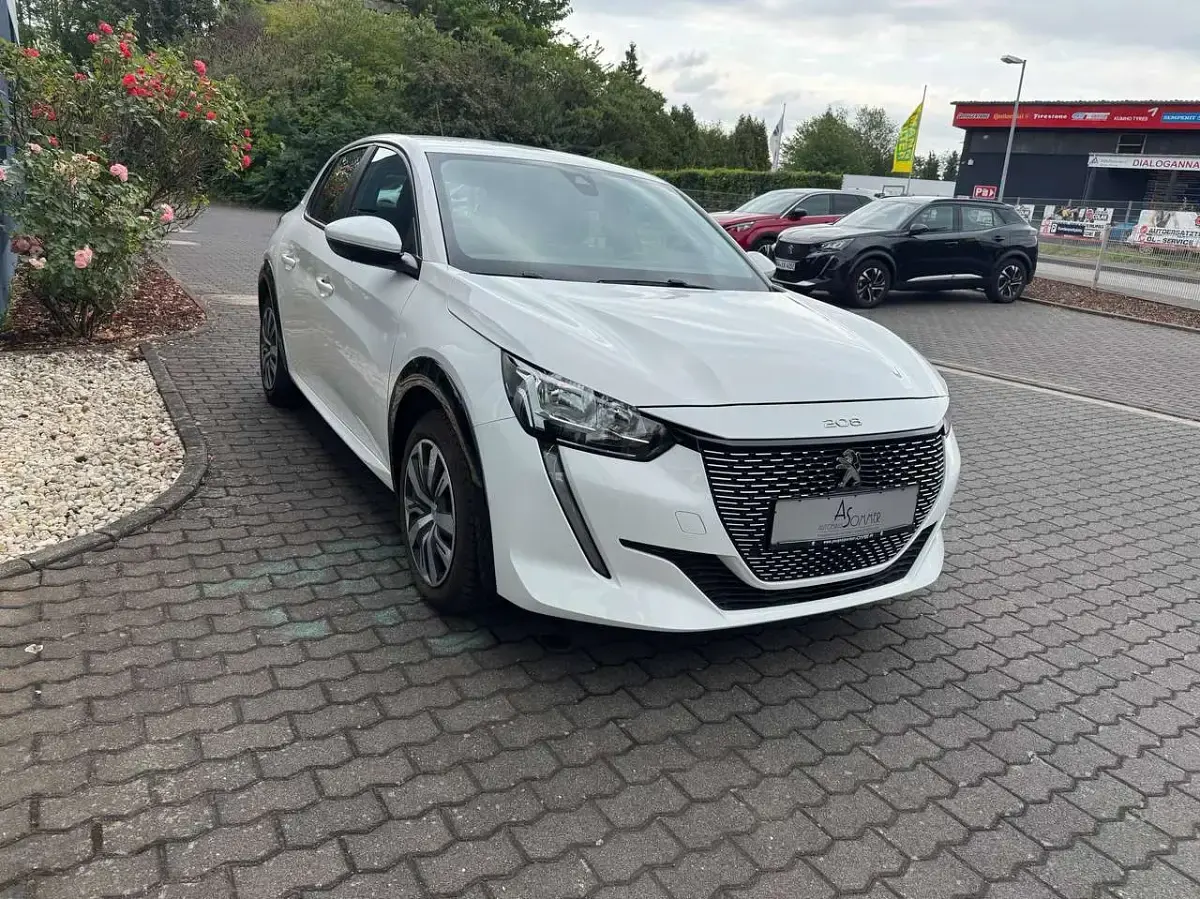 Gebraucht Peugeot e-208 Active 100 kW (136 PS) 2021 Schneeweiss Kleinwagen