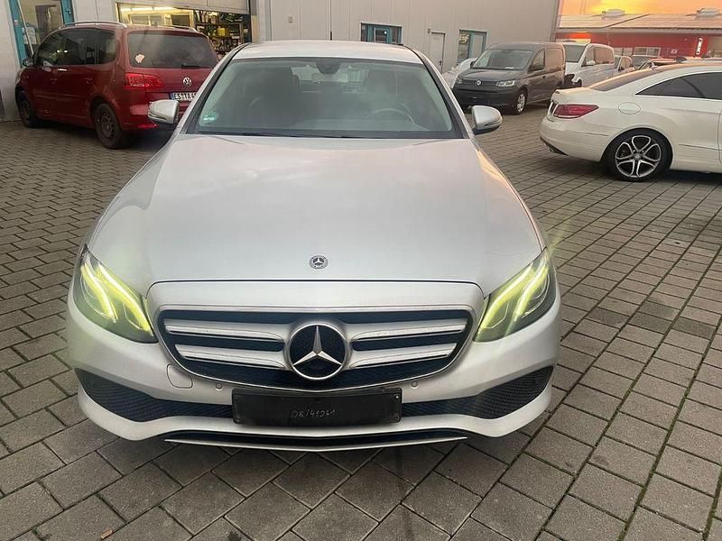 Silber Gebraucht 2018 Mercedes E200 Avantgarde Limousine | 11.900 € - Bild 1/4