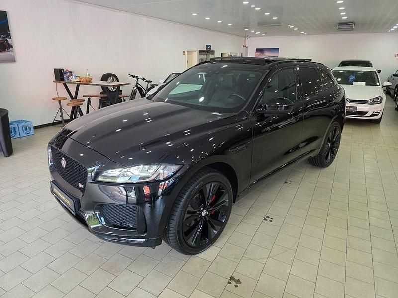 Schwarz Gebraucht 2016 Jaguar F-Pace First Edition SUV | 23.900 € (Teuer) - Bild 1/4