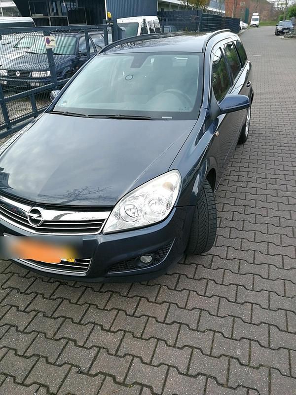 Grau Gebraucht 2009 Opel Astra Kombi | 2.000 € (Guter Preis) - Bild 1/4