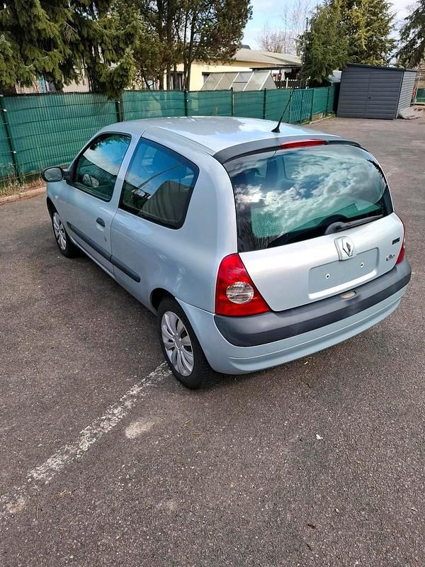 Gebraucht Renault Clio II 58 PS (42 kW) 2003 Silber Kleinwagen