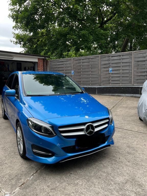 Blau Gebraucht 2016 Mercedes B180 AMG line Van / Kleinbus | 11.800 € (Guter Preis) - Bild 1/4