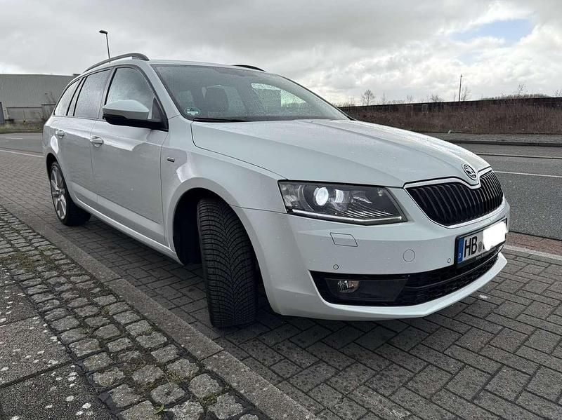 Gebraucht Skoda Octavia Joy 150 PS (110 kW) 2016 Weiß Kleinwagen