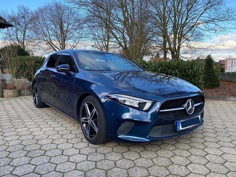 Blau Gebraucht 2019 Mercedes A180 Night Limousine | 21.750 € (Guter Preis) - Bild 1/4