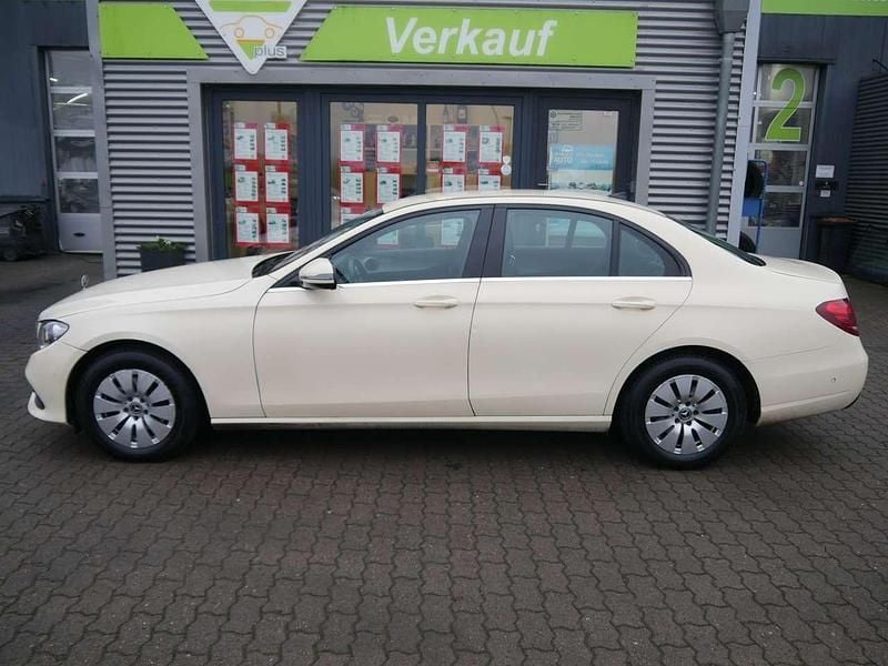 Hellelfenbein Gebraucht 2018 Mercedes E200 Limousine | 7.990 € (Etwas zu teuer) - Bild 1/4
