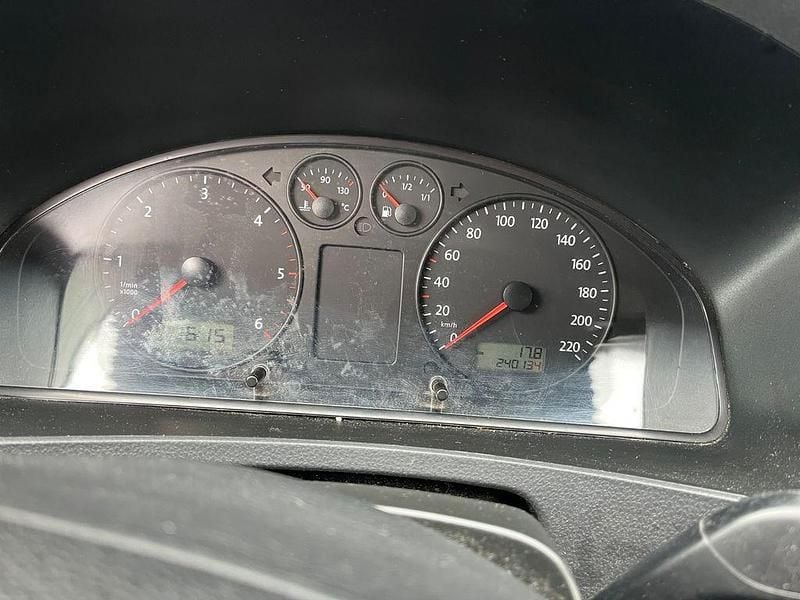 Second-hand VW T5 102 CP (75 kW) 2008 Negru Van