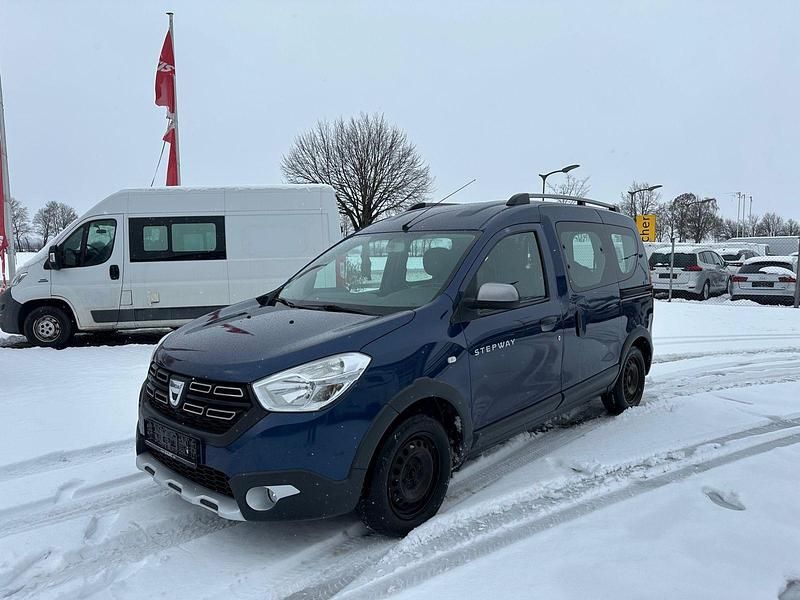 Blau Gebraucht 2017 Dacia Dokker Stepway Van / Kleinbus | 11.490 € (Fairer Preis) - Bild 1/4