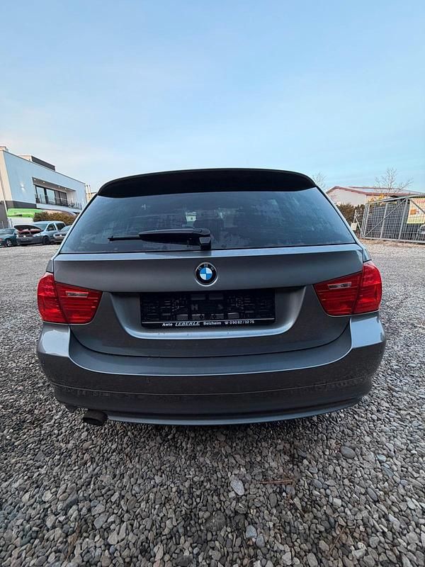 Gebraucht BMW 318 143 PS (105 kW) 2011 Grau Kombi