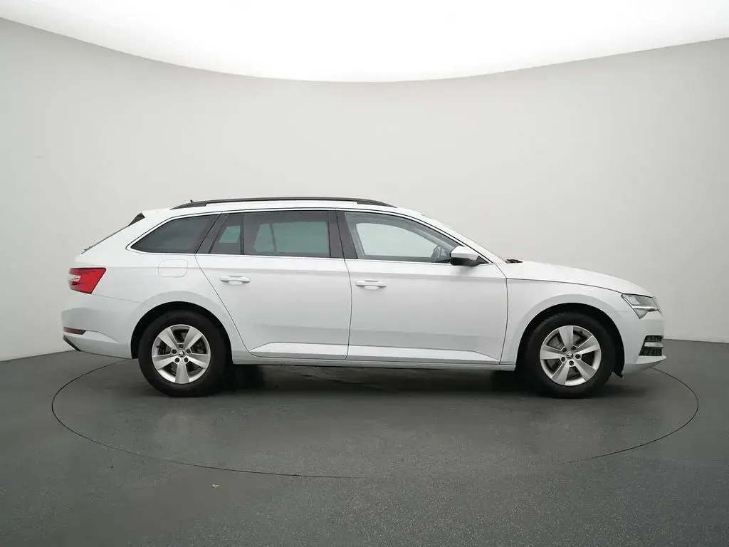 Gebraucht Skoda Superb Ambition 150 PS (110 kW) 2022 Moonweiß perleffekt Kombi