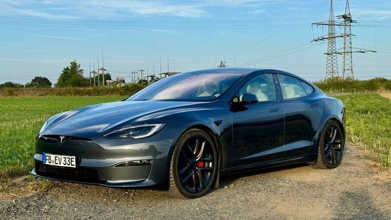 Grau Gebraucht 2023 Tesla Model S Long Range Limousine | 73.500 € (Teuer) - Bild 1/4