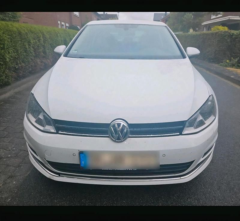 Weiß Gebraucht 2015 VW Golf VII LOUNGE Kleinwagen | 5.999 € (Guter Preis) - Bild 1/4