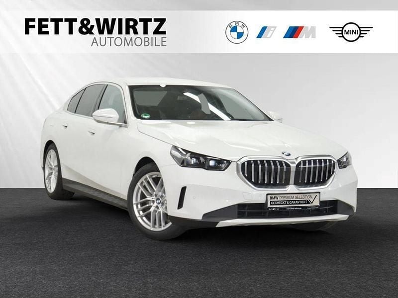 Alpinweiss Gebraucht 2024 BMW 520 Comfort Edition Limousine | 49.900 € (Superpreis) - Bild 1/3