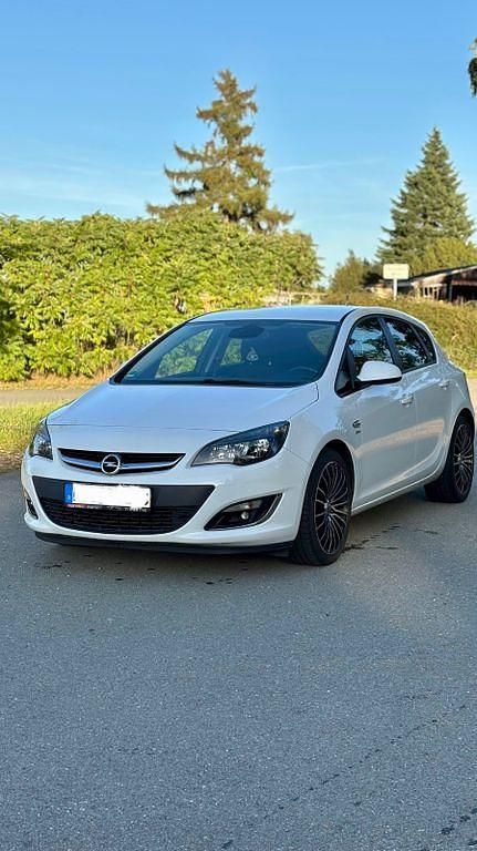 Weiß Gebraucht 2013 Opel Astra Edition Limousine | 9.000 € (Teuer) - Bild 1/4