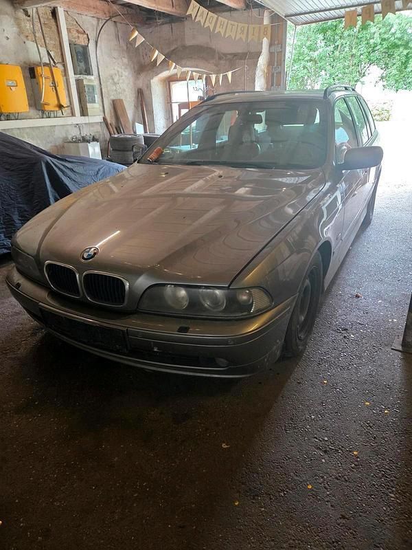 Silber Gebraucht 2002 BMW 520 Kombi | 700 € (Superpreis) - Bild 1/4