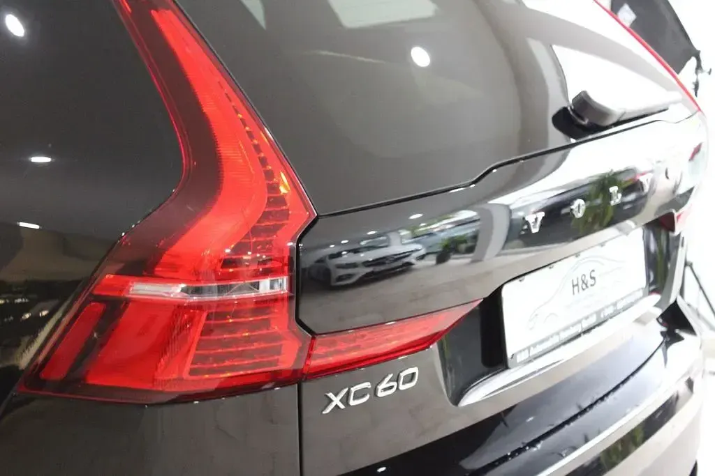 Gebraucht Volvo XC60 Momentum 197 PS (144 kW) 2021 Onyx black / SUV