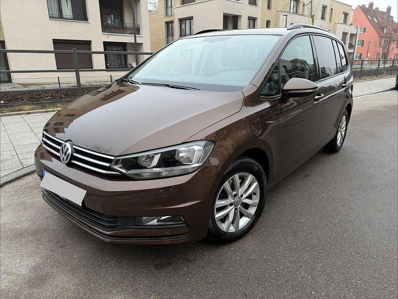 Braun Gebraucht 2016 VW Touran Comfortline Van / Kleinbus | 12.900 € (Etwas zu teuer) - Bild 1/4