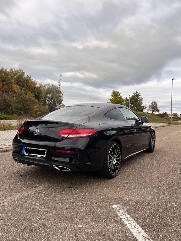 Schwarz Gebraucht 2018 Mercedes C300 AMG line Coupé | 27.999 € (Fairer Preis) - Bild 1/4