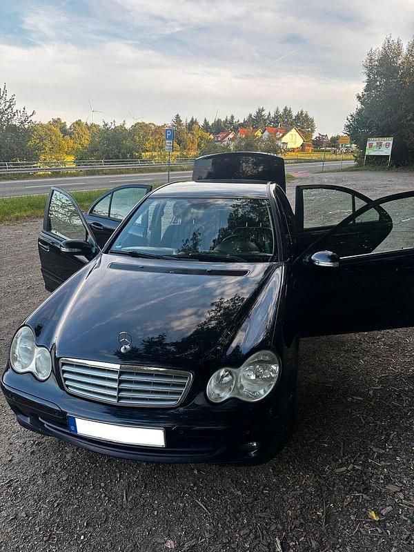 Schwarz Gebraucht 2006 Mercedes 220 Sport Edition Coupé | 5.100 € (Fairer Preis) - Bild 1/4