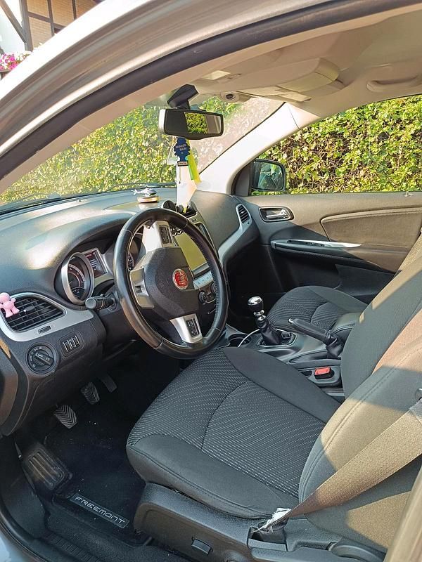 Grau Gebraucht 2012 Fiat Freemont SUV | 8.000 € (Fairer Preis) - Bild 1/4