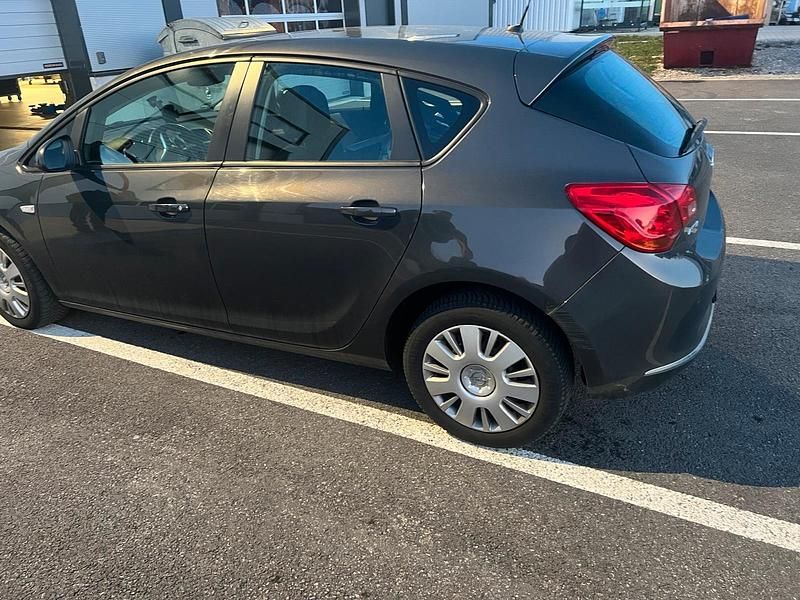 Gebraucht Opel Astra 120 PS (88 kW) 2014 Grau Kleinwagen