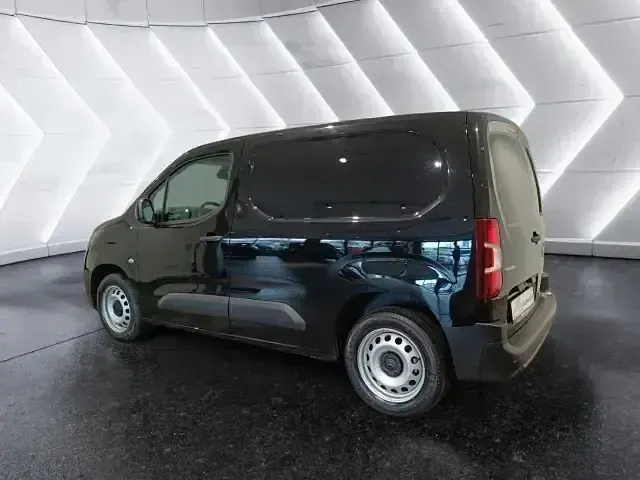 Używany Opel Combo 131 KM (96 kW) 2024 Czarny Minivan