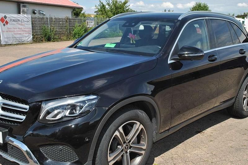 Schwarz Gebraucht 2018 Mercedes GLC350 AMG line SUV | 36.700 € (Fairer Preis) - Bild 1/4