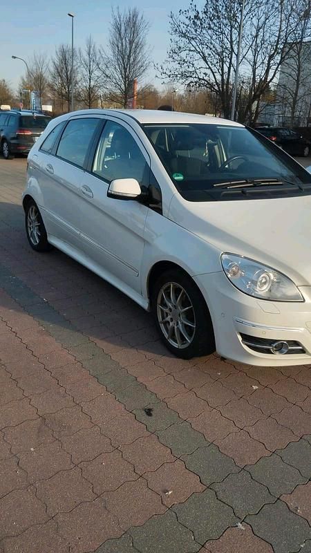 Gebraucht Mercedes B180 109 PS (80 kW) 2009 Weiß Van / Kleinbus