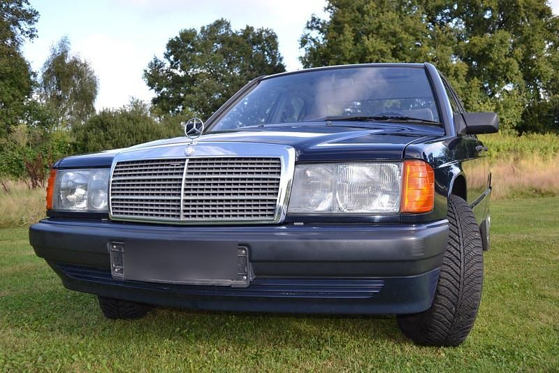 Blau Gebraucht 1992 Mercedes 190 Limousine | 8.500 € - Bild 1/4