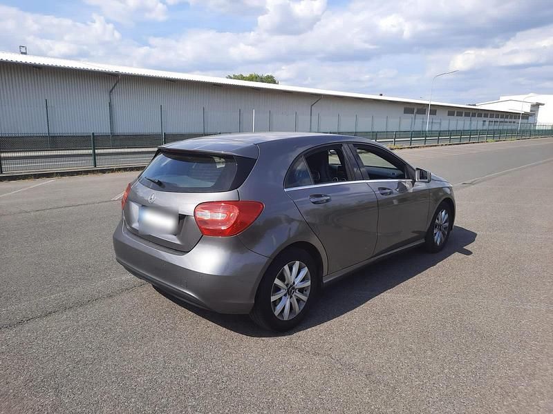 Gebraucht Mercedes A180 122 PS (89 kW) 2015 Grau Kleinwagen