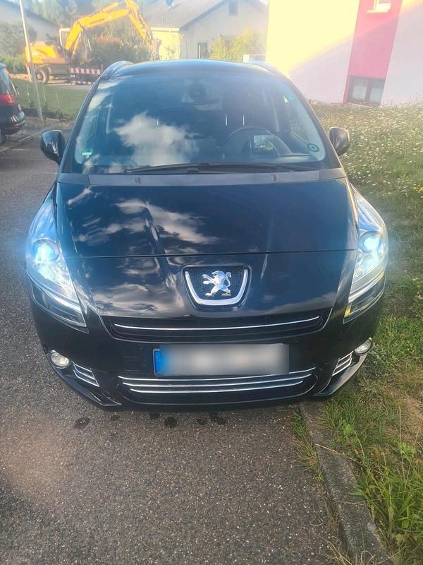 Schwarz Gebraucht 2013 Peugeot 5008 Van / Kleinbus | 4.200 € (Superpreis) - Bild 1/4