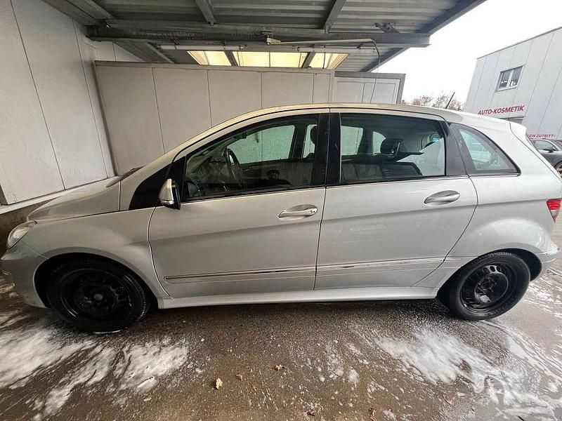 Gebraucht Mercedes B180 116 PS (85 kW) 2011 Silber Van / Kleinbus