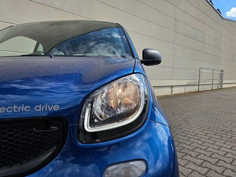 Gebraucht Smart ForTwo Electric Drive Passion 60 kW (82 PS) 2018 Tridionsicherheitszelle schwarz, cbsfarbe blau galaxy Kleinwagen
