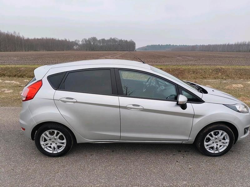 Gebraucht Ford Fiesta 80 PS (58 kW) 2014 Silber Kleinwagen
