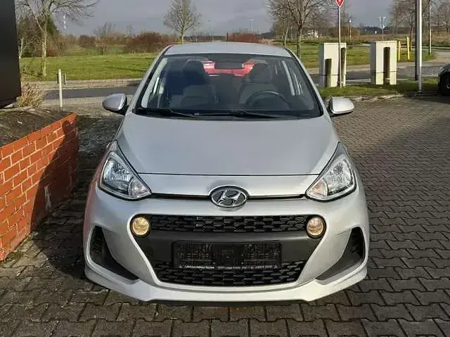 Gebraucht Hyundai i10 Trend 67 PS (49 kW) 2020 Sleek silver / met Kleinwagen