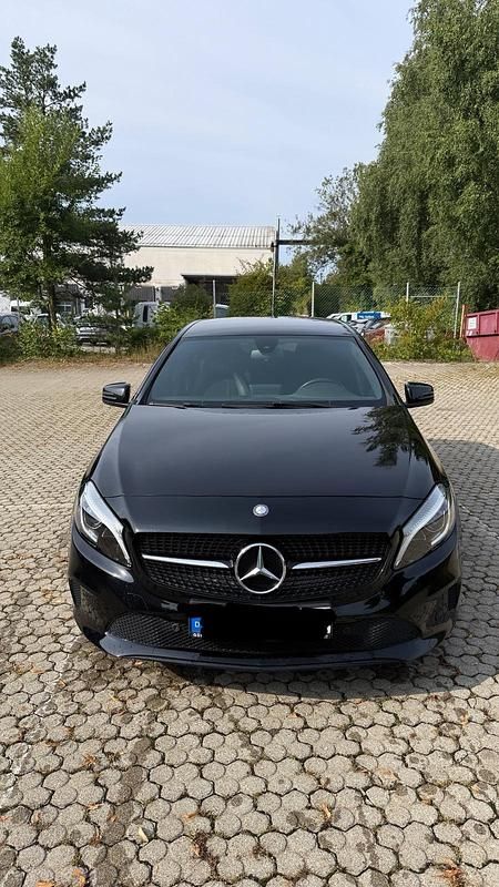 Schwarz Gebraucht 2016 Mercedes A200 Kleinwagen | 9.999 € - Bild 1/4