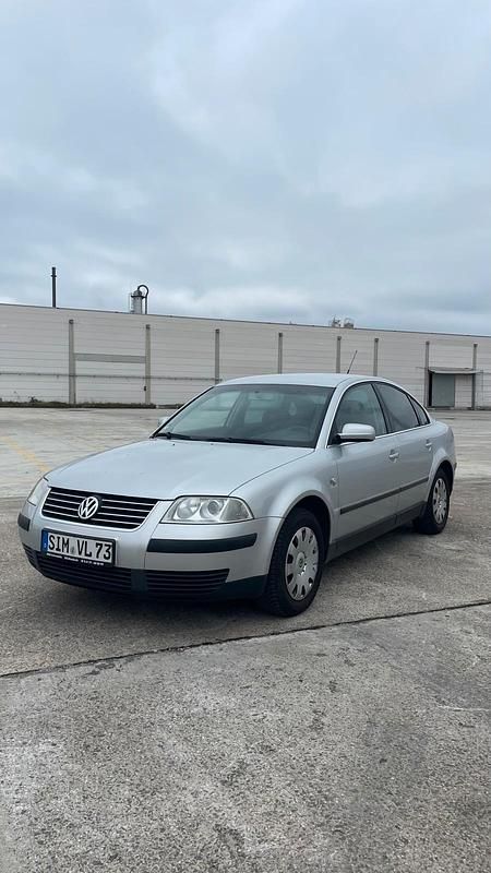 Silber Gebraucht 2003 VW Passat Limousine | 1.250 € (Guter Preis) - Bild 1/4