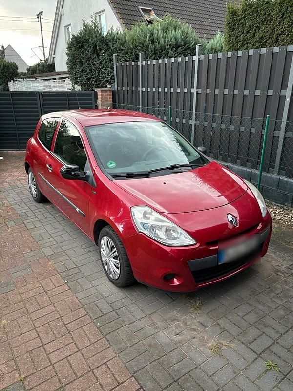 Rot Gebraucht 2014 Renault Clio III Kleinwagen | 2.499 € - Bild 1/4
