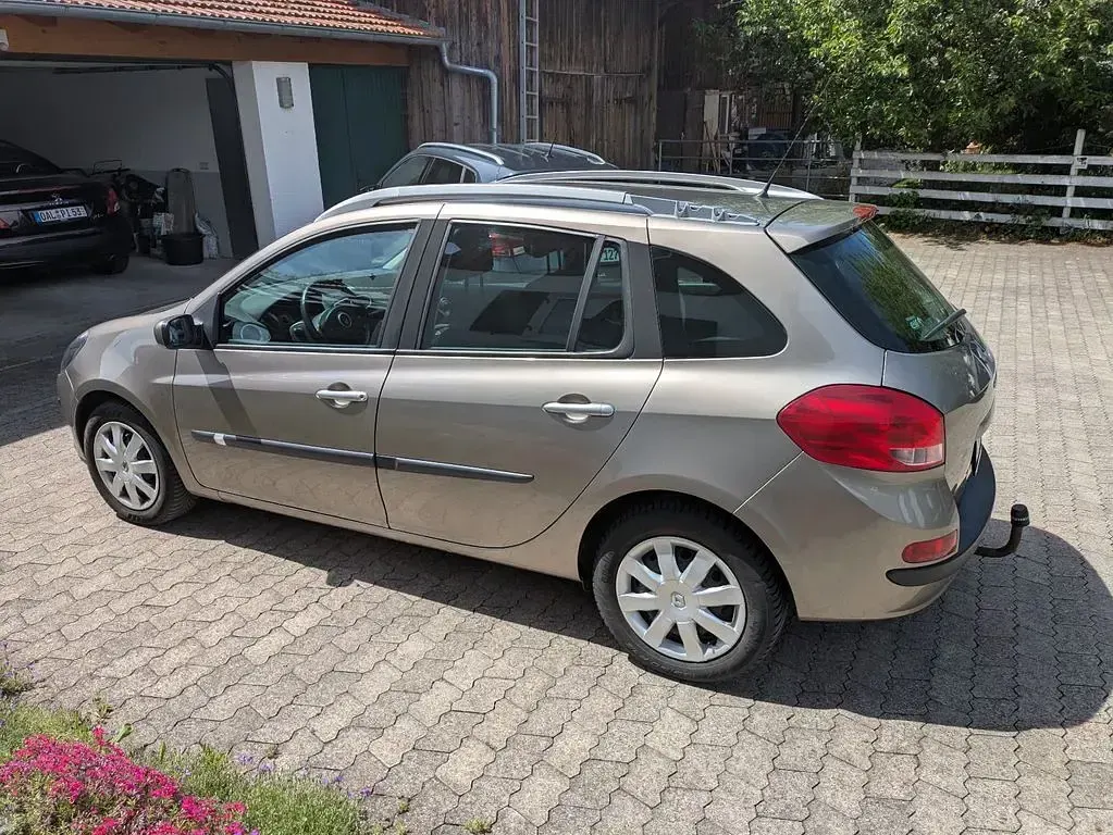 Używany Renault Clio II Dynamique 101 KM (74 kW) 2008 Beżowy Sedan/Limuzyna