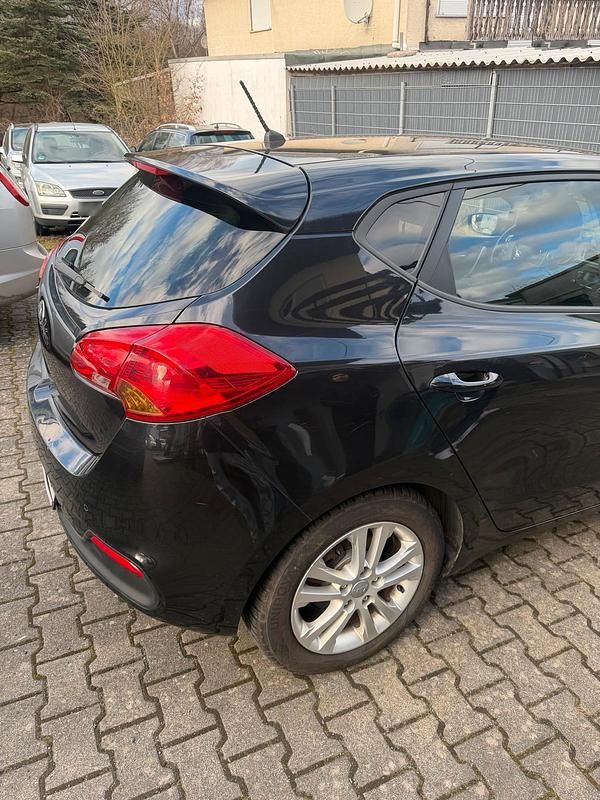 Gebraucht Kia Ceed 99 PS (72 kW) 2015 Schwarz Kleinwagen